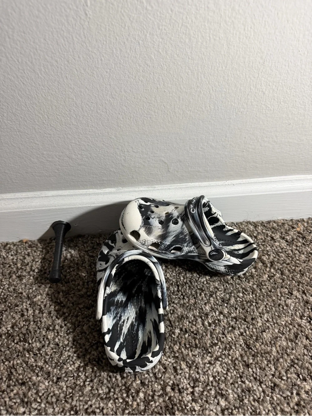 CROCS Kids Marble-Print Clogs in Black & White